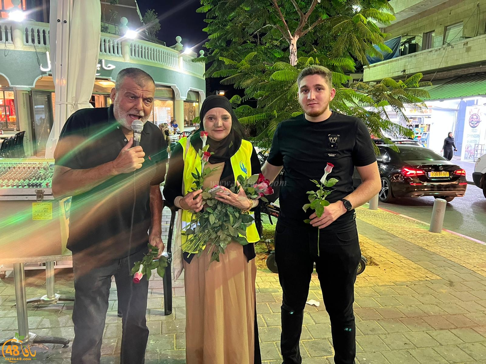  يافا: الهيئة الإسلامية تُوزّع الورود على المارة احتفالاً بذكرى المولد النبوي